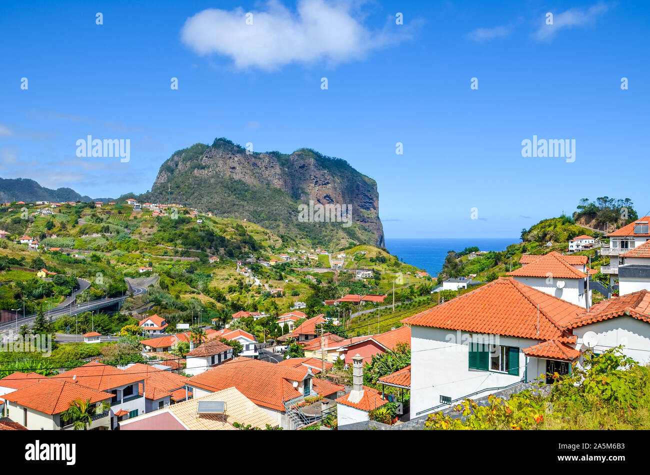 Vue imprenable sur le village Porto da Cruz sur l'île de Madère, au Portugal. Petite ville dans les collines de la côte de l'océan Atlantique. Rock dominante par l'océan. Destination touristique portugaise. Banque D'Images