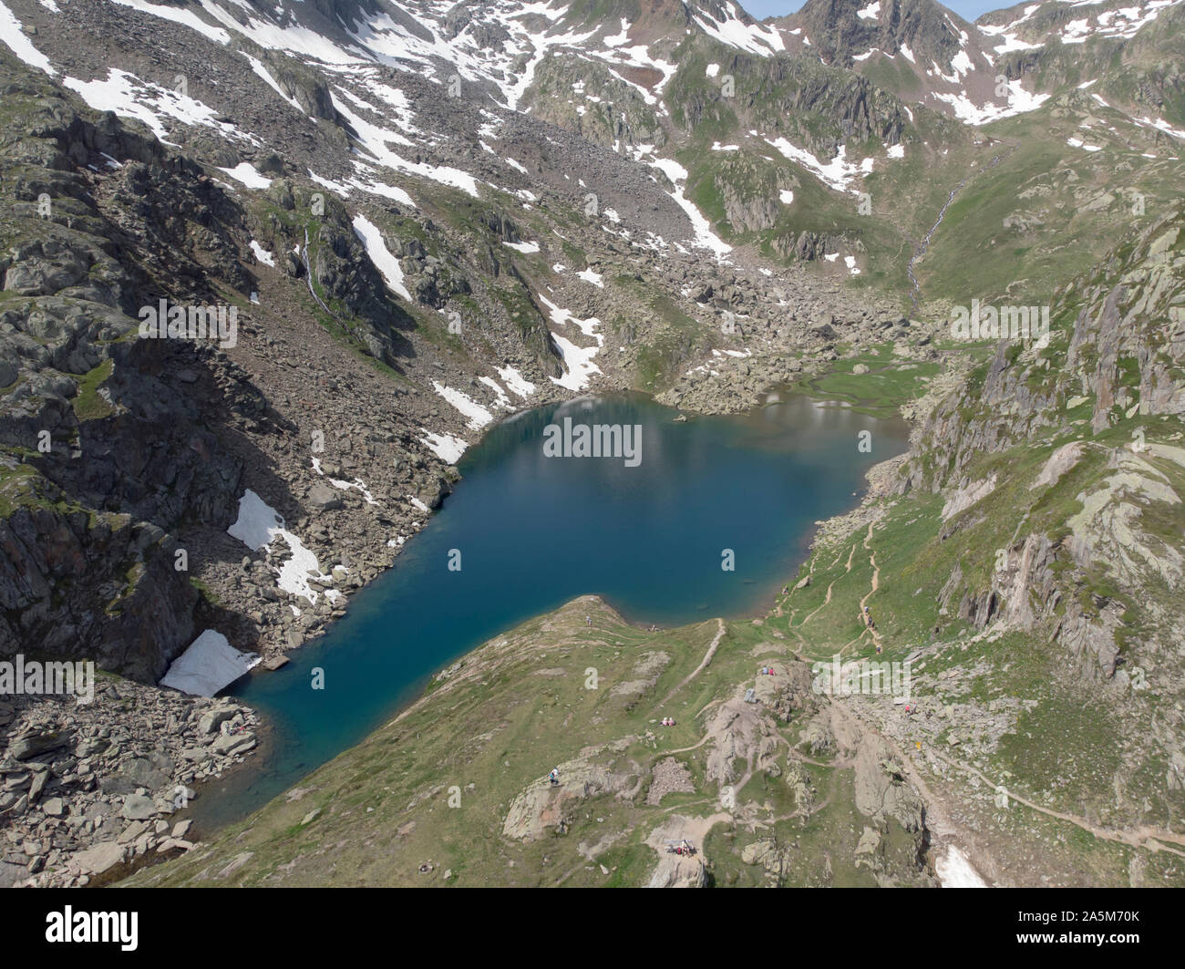 Photo aérienne d'un lac glaciaire alpine élevée dans les montagnes suisses Banque D'Images