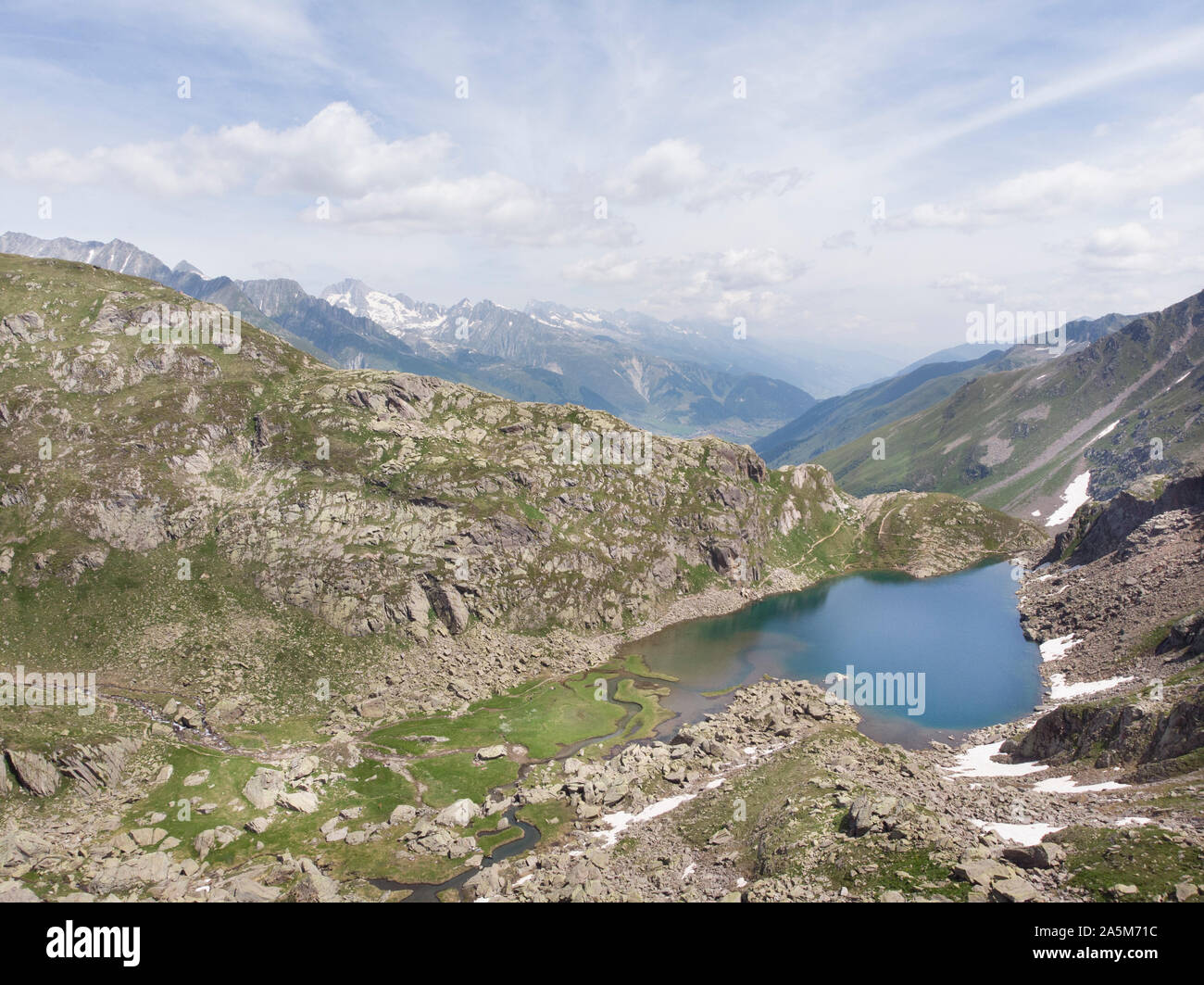 Vue aérienne du lac glaciaire et montagnes suisses Banque D'Images