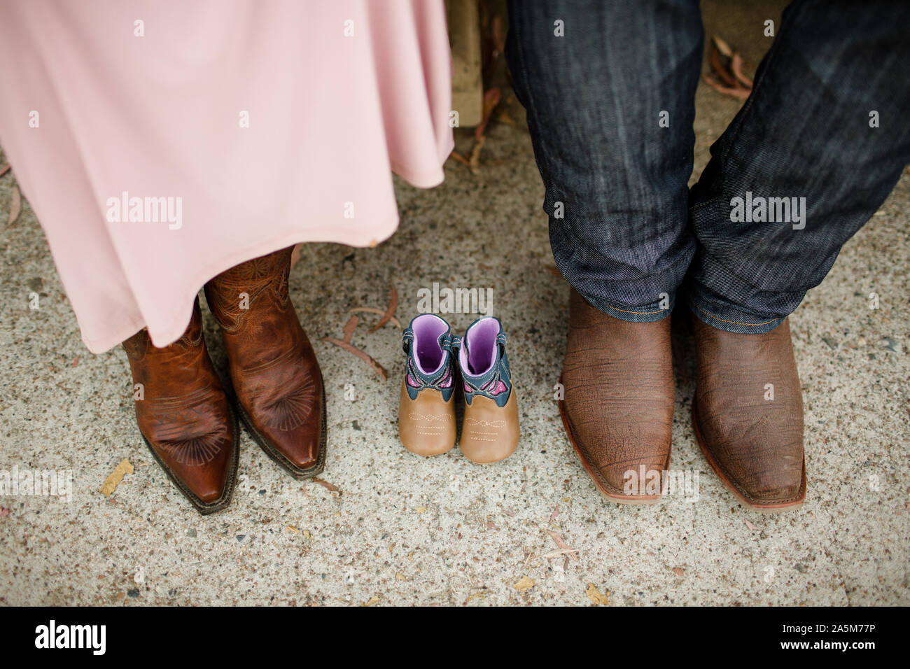 Maman Et Papa A Se Poser Avec Bottes Bebe A Cote D Eux Photo Stock Alamy