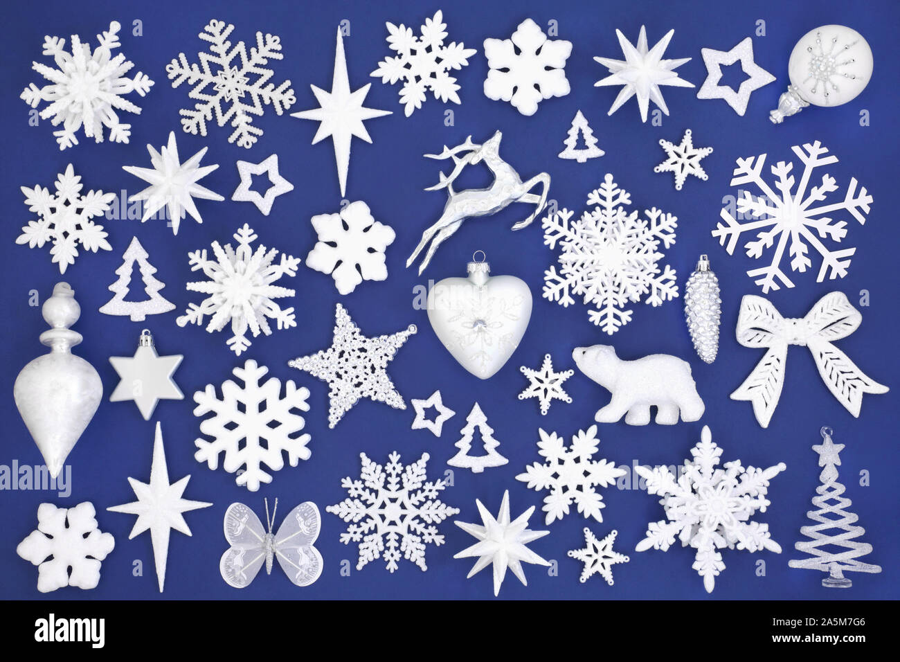 Décorations de Noël pétillant blanc formant un résumé contexte le bleu. Symboles traditionnels pour les fêtes. Banque D'Images