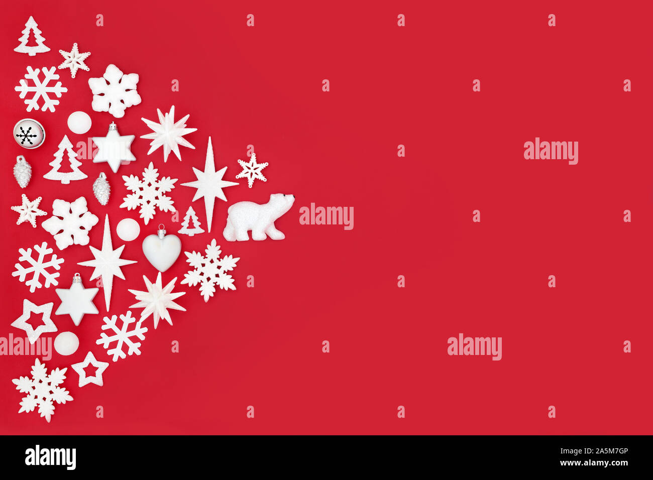 Décoration de Noël avec des décorations babiole sur fond rouge avec copie espace. Symboles traditionnels pour les fêtes. Banque D'Images