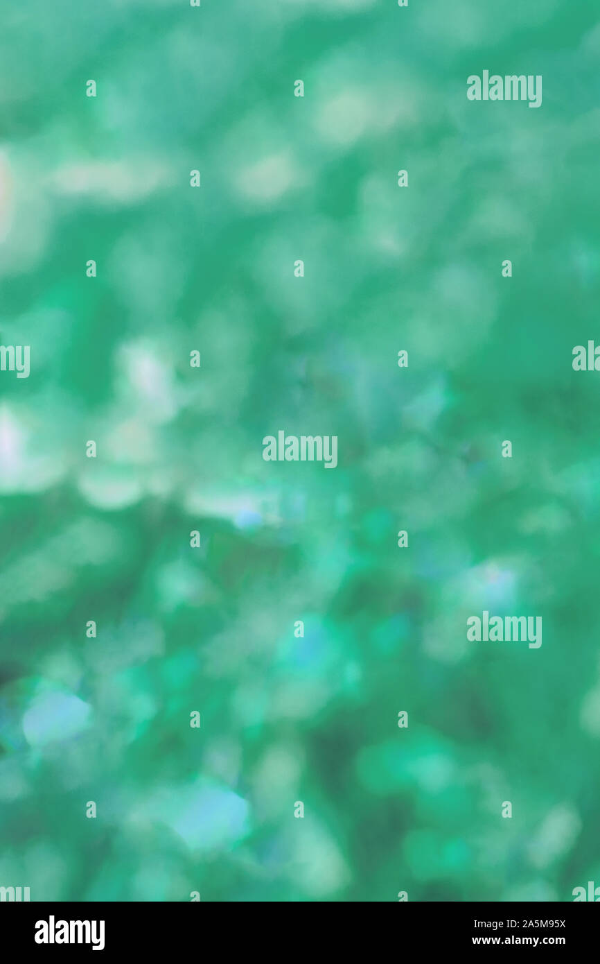 Le bokeh s'allume sur fond vert menthe frais. Banque D'Images
