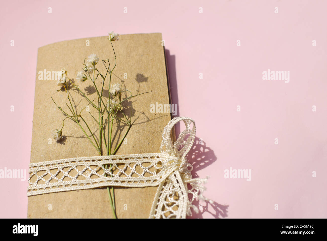 Invitation à un mariage de style rétro. Carte de vœux sur fond rose. Banque D'Images