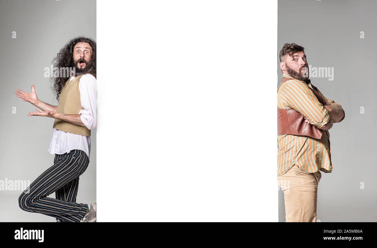 Portrait de deux drôles, nerds s'appuyant sur le vide, conseil commercial Banque D'Images