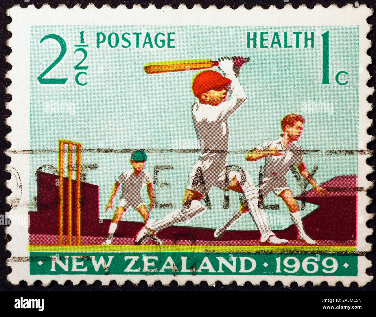 Les garçons à jouer au cricket sur vieux timbre de Nouvelle-Zélande Banque D'Images