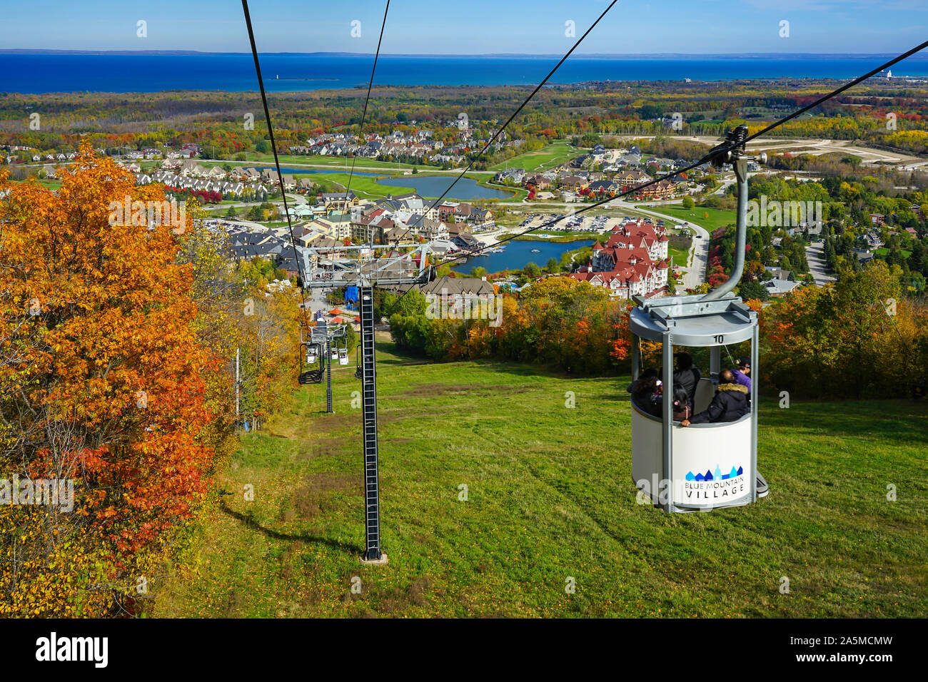 Télécabine contrôle une très belle vue sur le village de Blue Mountain à l'automne, et de la station de ski dans la région de Collingwood, Ontario, Canada, Amérique du Nord Banque D'Images