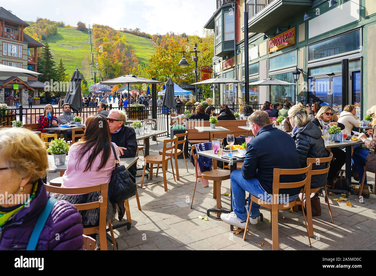 Restaurant rempli de guest à Blue Mountain Village de l'automne, et de la station de ski dans la région de Collingwood, Ontario, Canada, Amérique du Nord Banque D'Images