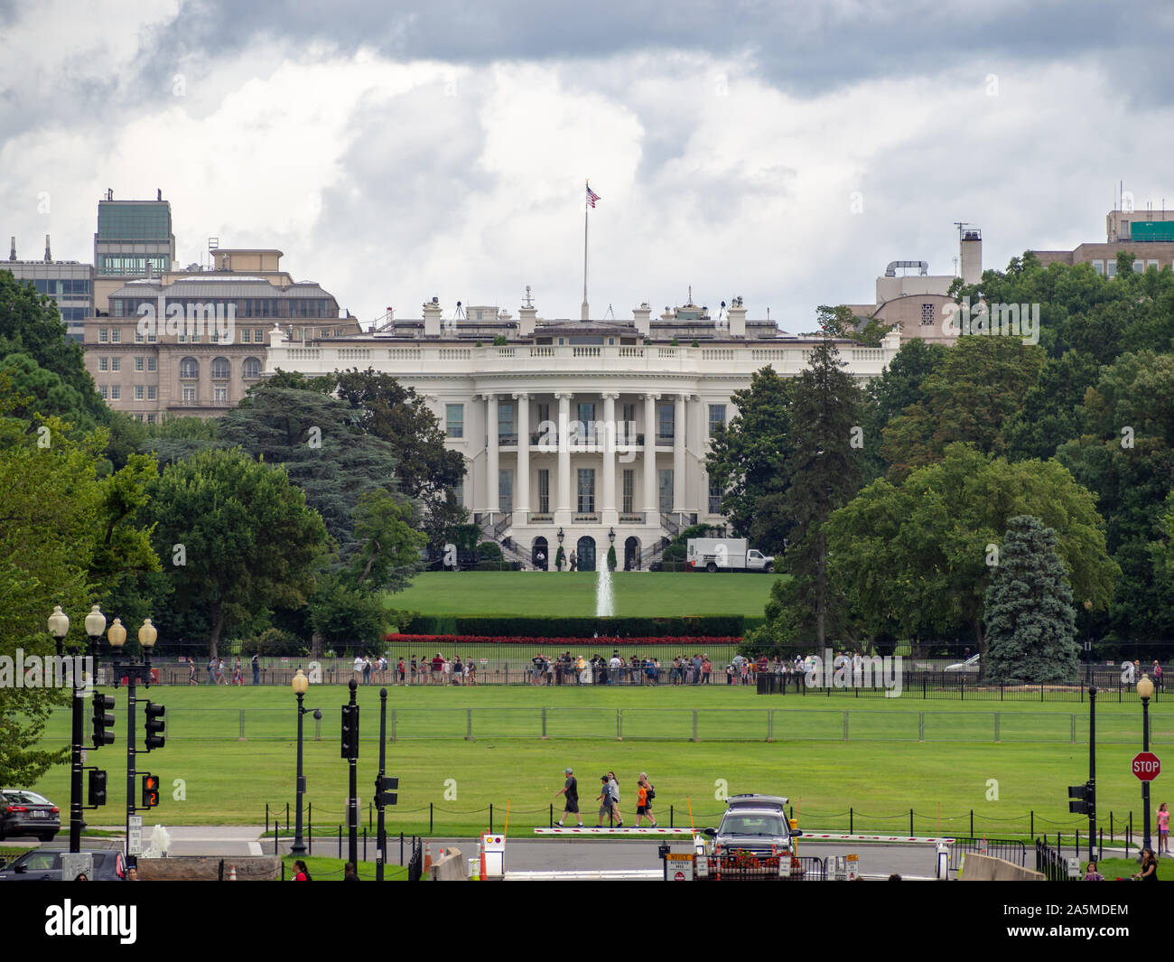 Washington DC, District of Columbia, à l'été 2018 [United States US Maison Blanche, pelouse et jardin derrière la clôture, touritst les visiteurs dans la rue] Banque D'Images