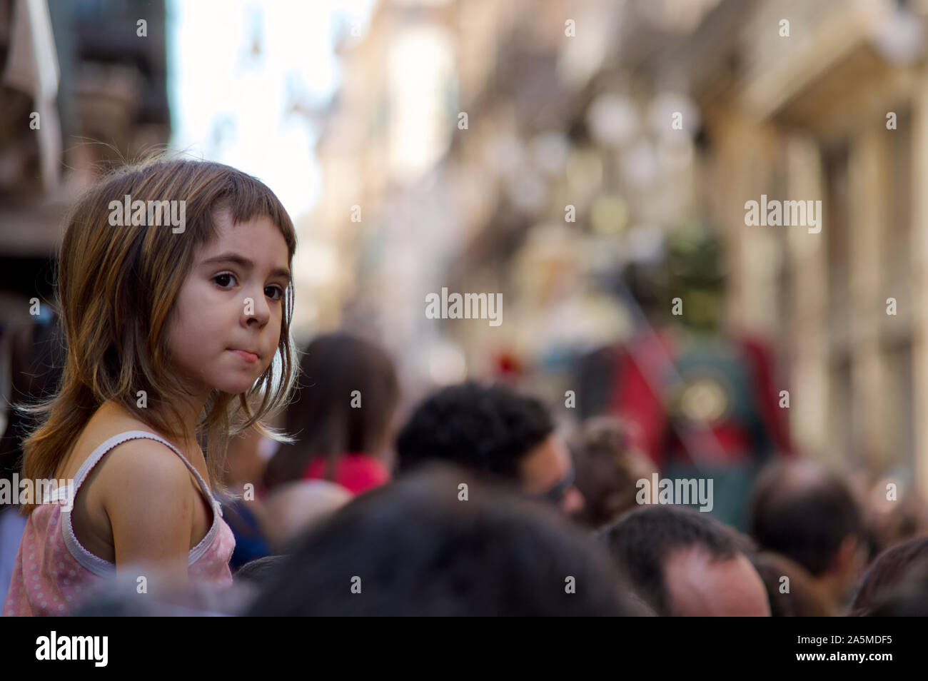 Une jeune fille regarder la parade de géants au cours de la Merce 2019 Festival à Plaça de Sant Jaume de Barcelone, Espagne Banque D'Images