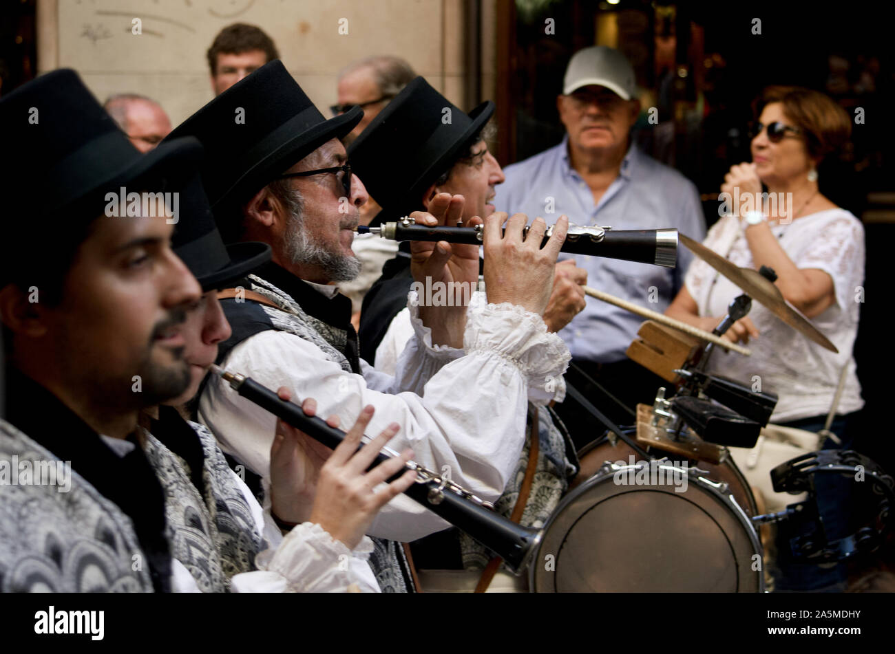 Les hommes jouant des instruments les géants défilent lors du Festival 2019 La Merce à Plaça de Sant Jaume de Barcelone, Espagne Banque D'Images