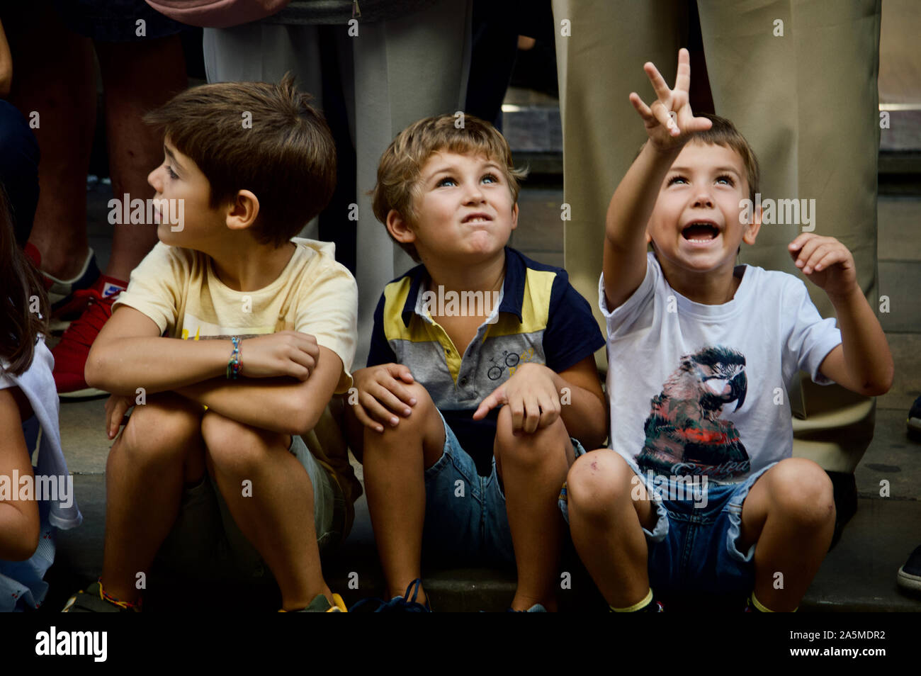 Les garçons à regarder la parade de géants au cours de la Merce 2019 Festival à Plaça de Sant Jaume de Barcelone, Espagne Banque D'Images