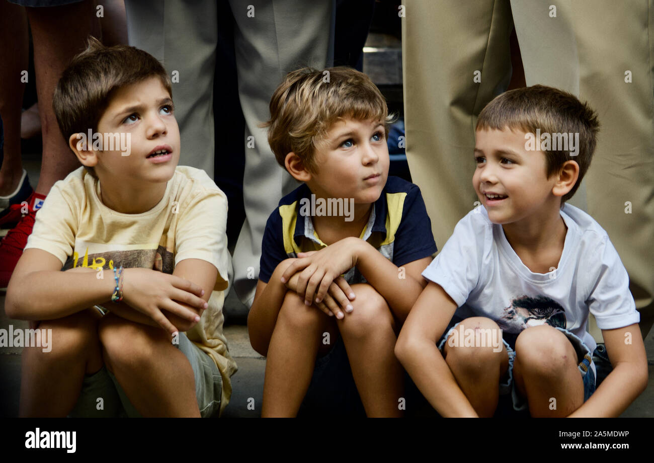 Les garçons à regarder la parade de géants au cours de la Merce 2019 Festival à Plaça de Sant Jaume de Barcelone, Espagne Banque D'Images