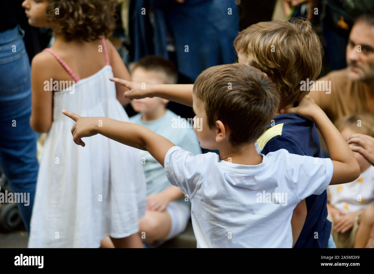Les enfants de regarder la parade de géants au cours de la Merce 2019 Festival à Plaça de Sant Jaume de Barcelone, Espagne Banque D'Images