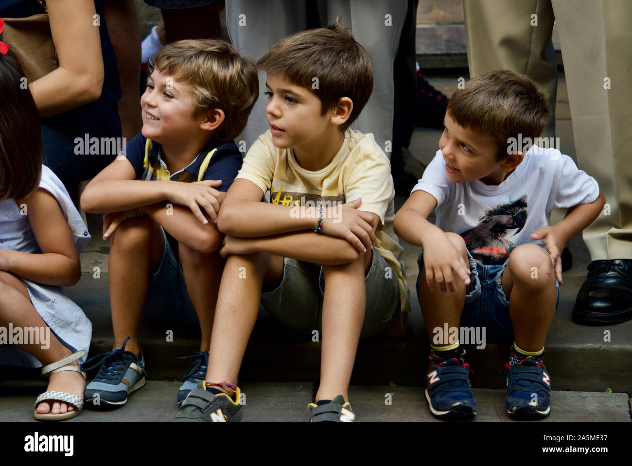 Les enfants de regarder la parade de géants au cours de la Merce 2019 Festival à Plaça de Sant Jaume de Barcelone, Espagne Banque D'Images
