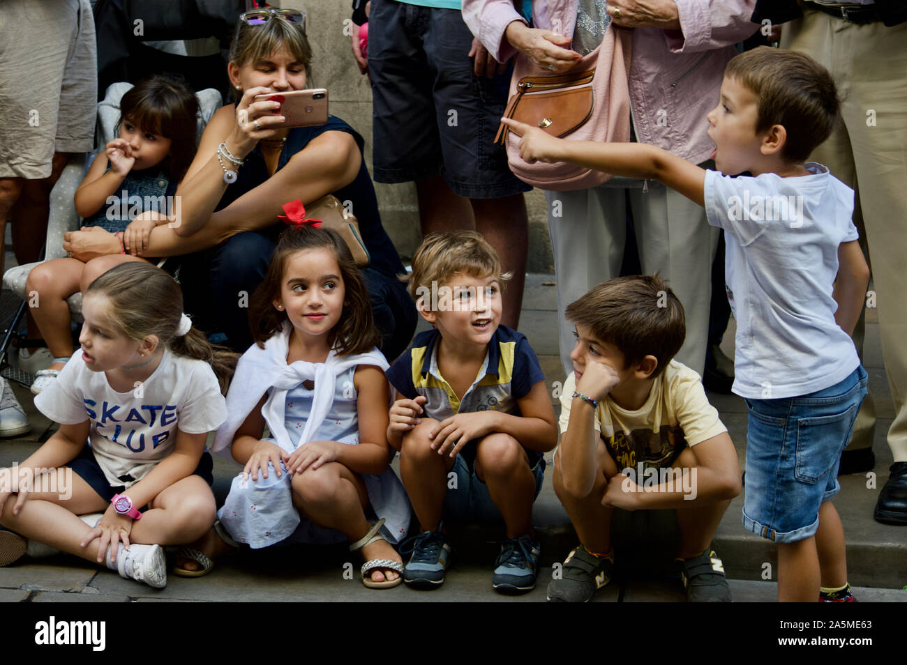 Les enfants de regarder la parade de géants au cours de la Merce 2019 Festival à Plaça de Sant Jaume de Barcelone, Espagne Banque D'Images