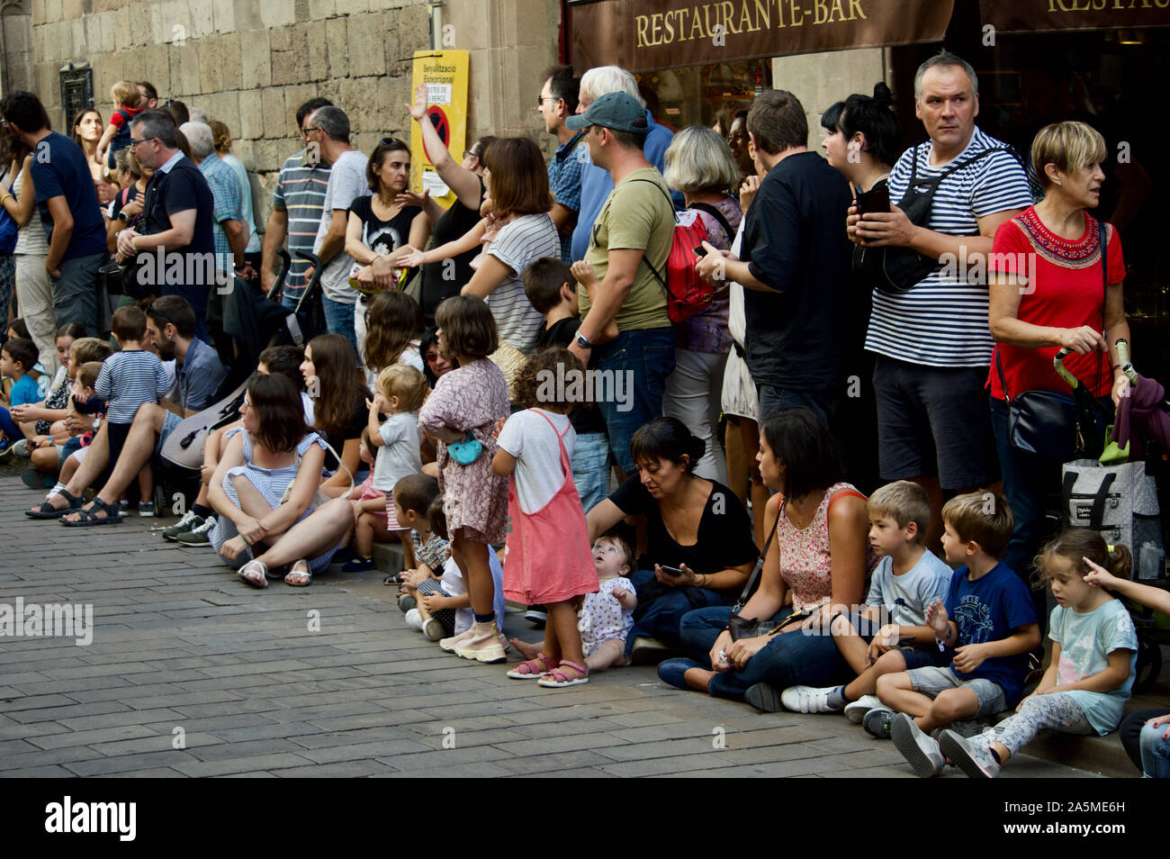 Les gens qui regardent les géants défilent lors du Festival 2019 La Merce à Plaça de Sant Jaume de Barcelone, Espagne Banque D'Images