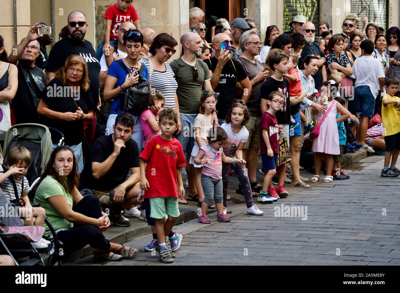 Les gens qui regardent les géants défilent lors du Festival 2019 La Merce à Plaça de Sant Jaume de Barcelone, Espagne Banque D'Images