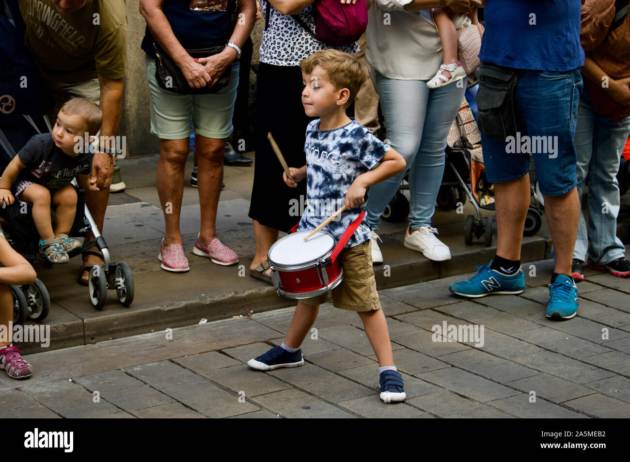 Un garçon jouant un tambour au défilé des géants lors de la Merce 2019 Festival à Plaça de Sant Jaume de Barcelone, Espagne Banque D'Images