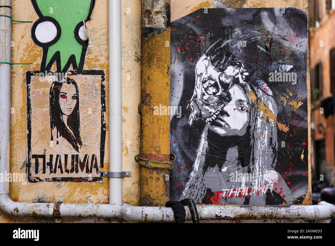 Street art affiches sur le mur de Trastevere de Rome, Italie Banque D'Images