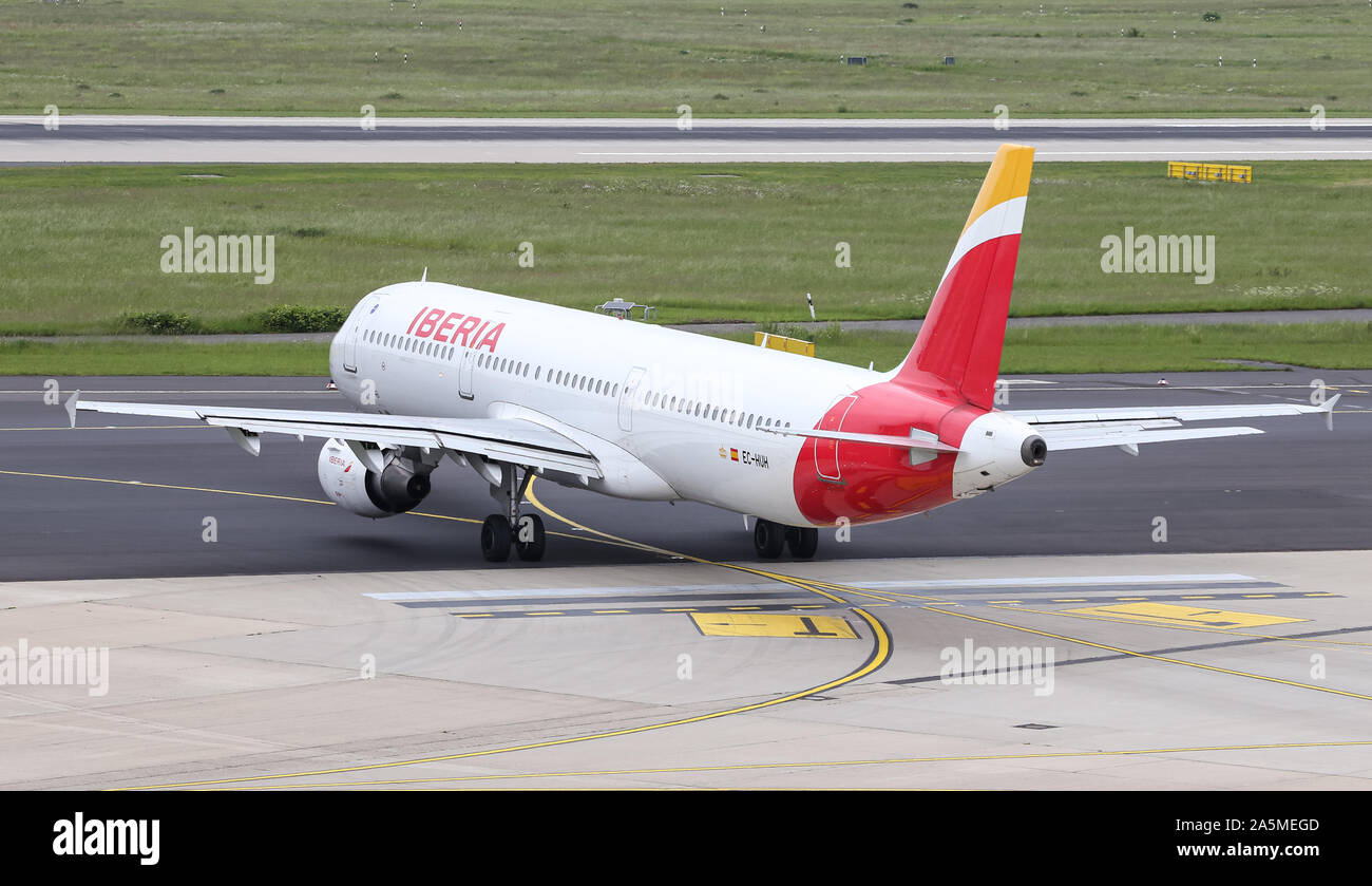 DUSSELDORF, ALLEMAGNE - le 26 mai 2019 : Airbus A321-212 d'Iberia (CN 1021) taxi à l'aéroport de Düsseldorf. Banque D'Images