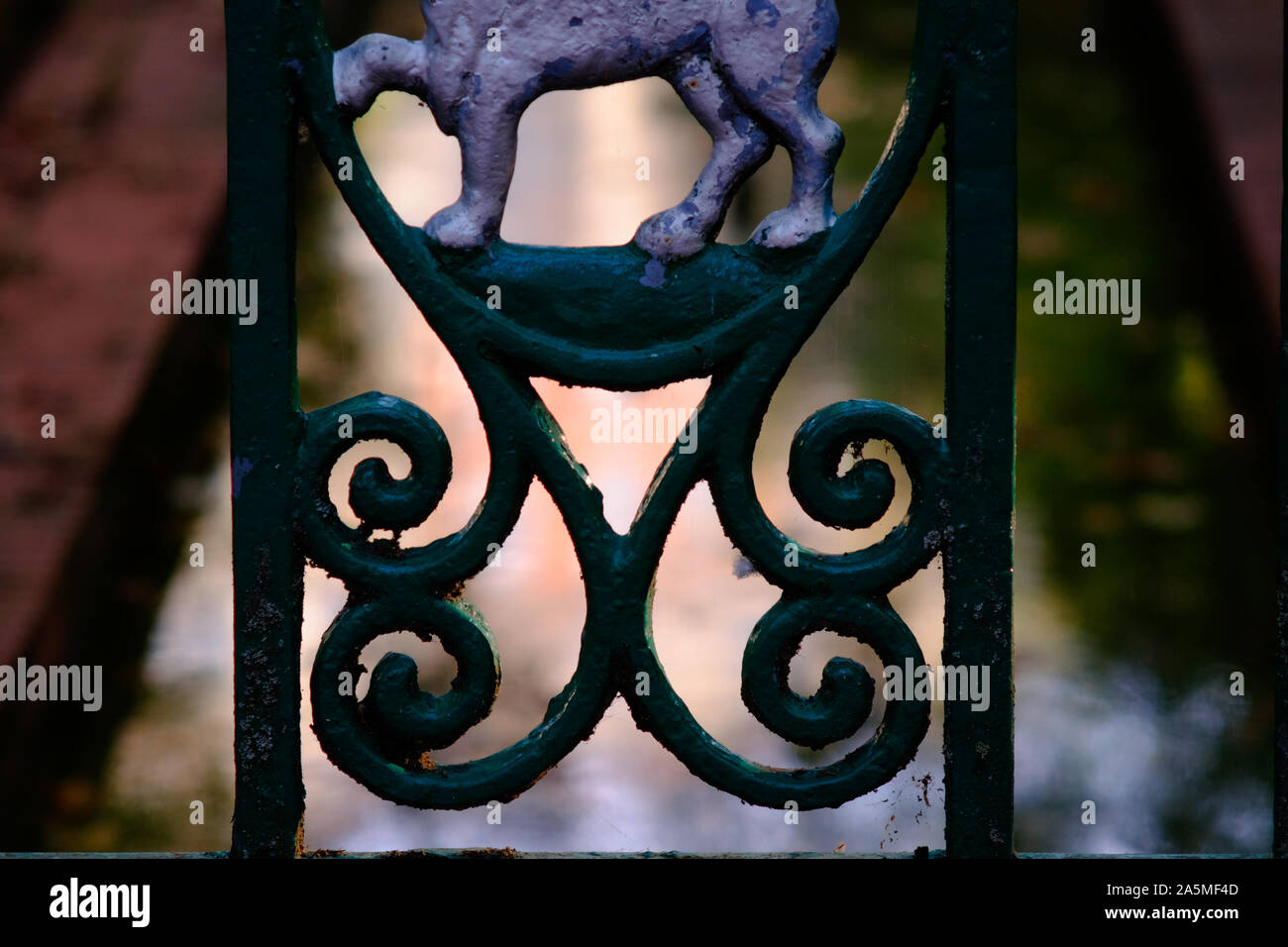 Metal lion avec une couronne de Pamplonas armoiries présents dans de nombreuses barrières Banque D'Images