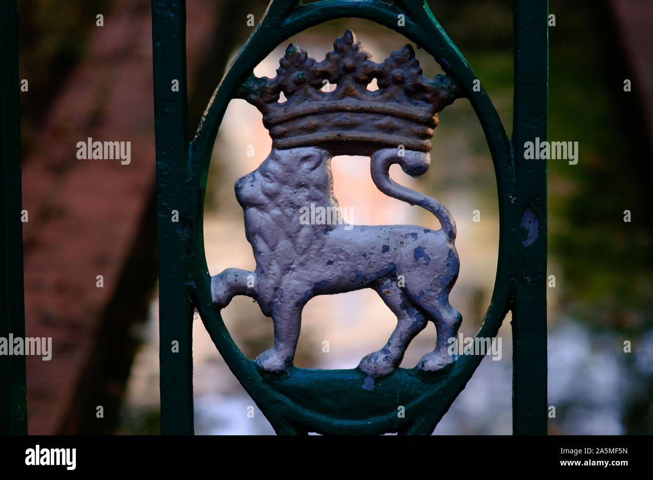 Metal lion avec une couronne de Pamplonas armoiries présents dans de nombreuses barrières Banque D'Images