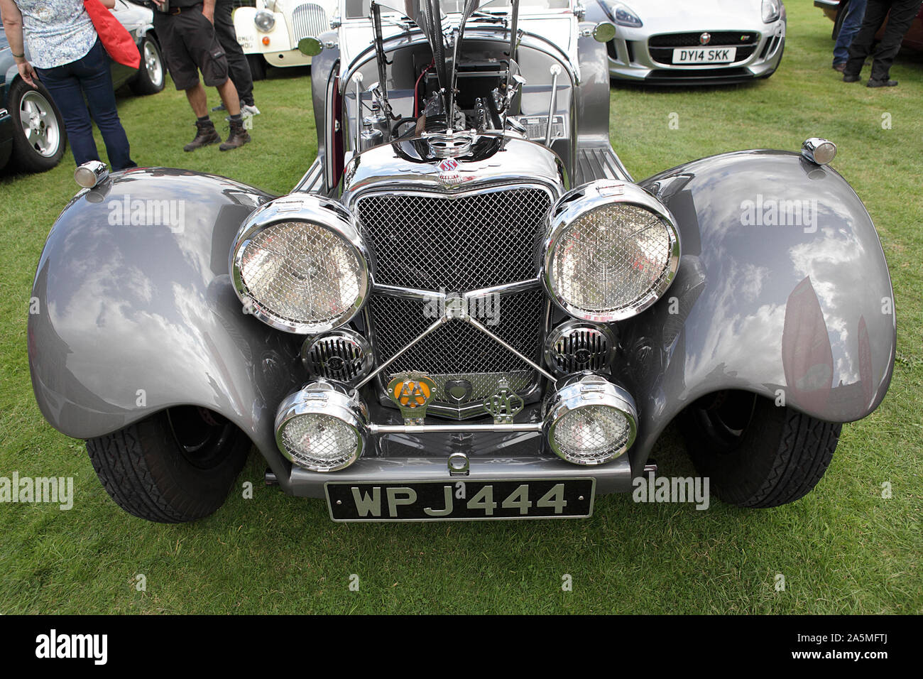Vu ici, c'est un Jaguar SS kit car (1 de 5 images), exposées à un rallye de voitures anciennes dans le Shropshire, en Angleterre. Banque D'Images