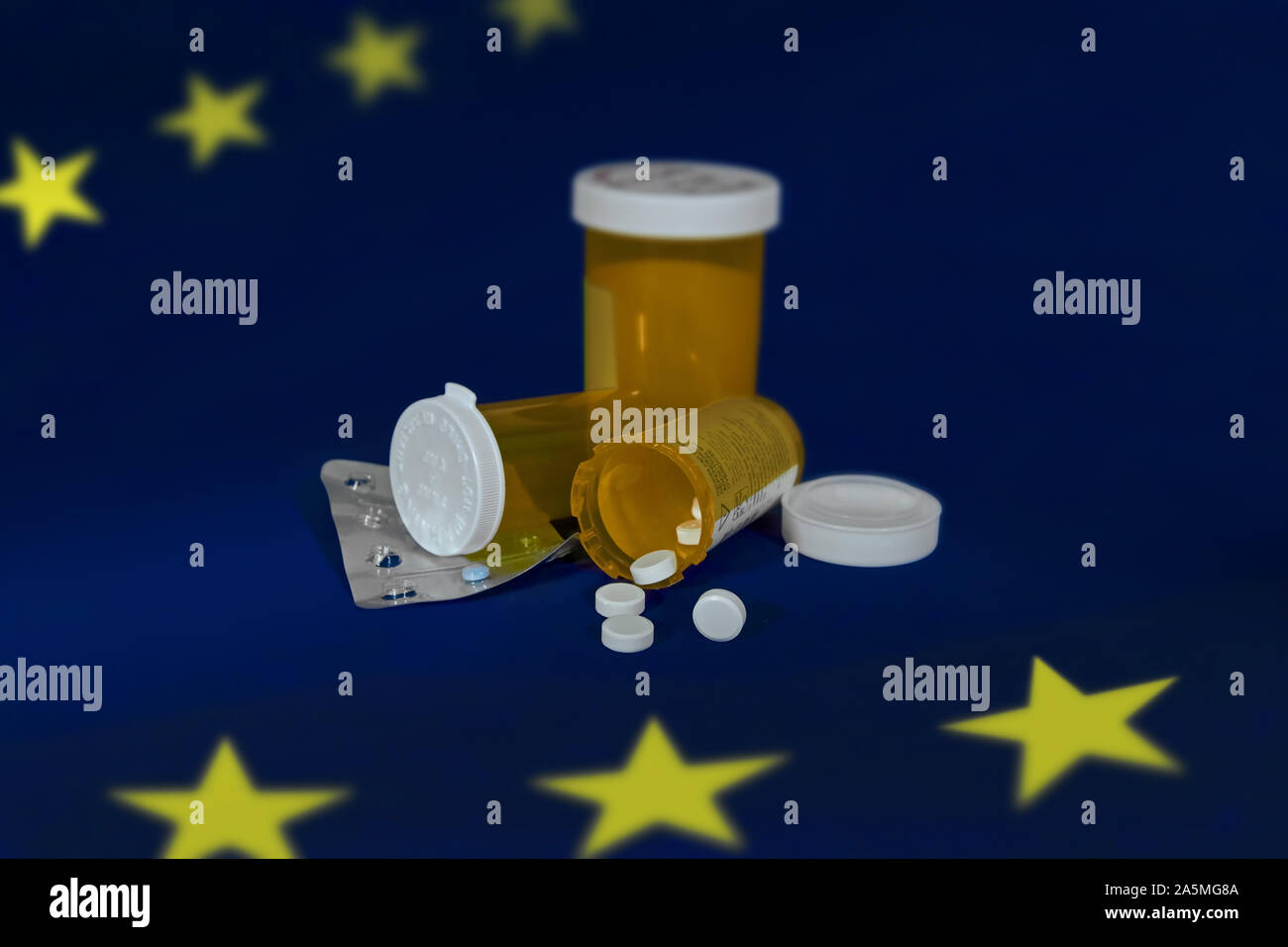 Certains médicaments sont déversés sur le drapeau de l'UE ou un symbole. Les tablettes et les conteneurs. Banque D'Images