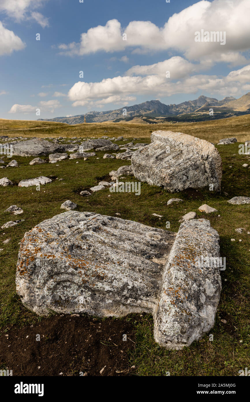 Pierres tombales médiévales au paysage avec montagnes en arrière-plan au Monténégro Banque D'Images