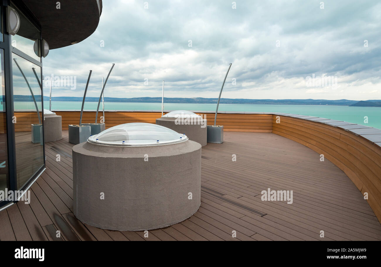 Plate-forme d'observation avec une vue imprenable sur le lac Balaton dans l'historique de navigation d'un centre d'accueil, Balatonfoldvar, Hongrie Banque D'Images