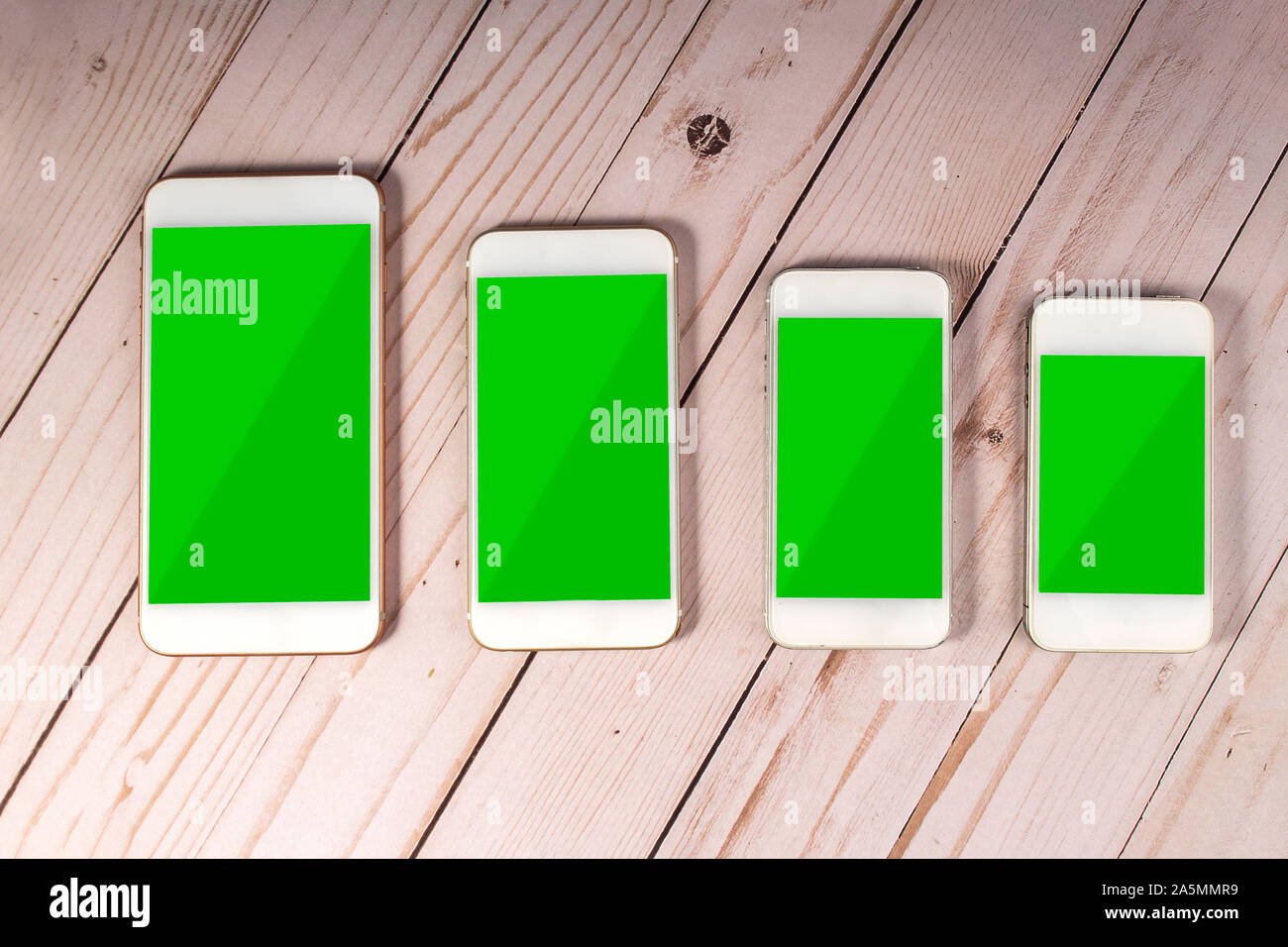 Portable sur un fond de bois avec un écran vert Banque D'Images