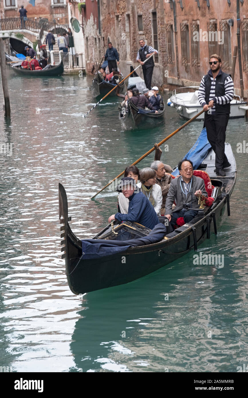 Un groupe d'Asiatiques, Chinois, probablement prendre un tour en gondole sur le Grand Canal à Venise, Italie. Du Pont du Rialto, Banque D'Images