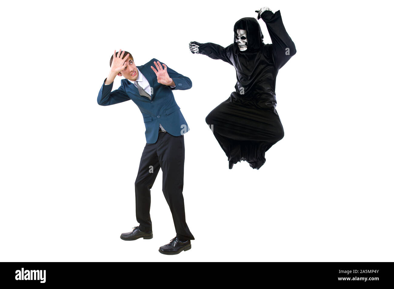 Homme dans un costume Halloween Grim Reaper ghost pourchasser, moqueries et se moquer de peur businessman running away. Peut aussi représenter la mort à la suite d'une ma Banque D'Images