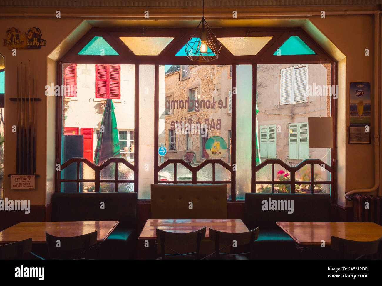 Intérieur d'un café vide, France Banque D'Images