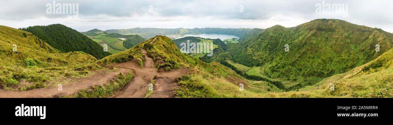 Vue panoramique depuis le Miradouro da Grota do Inferno viewpoint à Sete Cidades à São Miguel, dans les Açores. La Lagoa Azul est dans l'arrière-plan. Banque D'Images