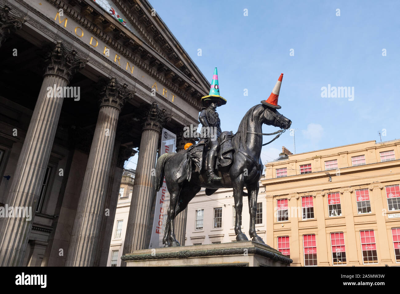 Duc de Wellington Statue devant le musée d'Art Moderne avec cône de trafic traditionnels et thème de l'halloween décorations, Glasgow, Écosse, Royaume-Uni Banque D'Images