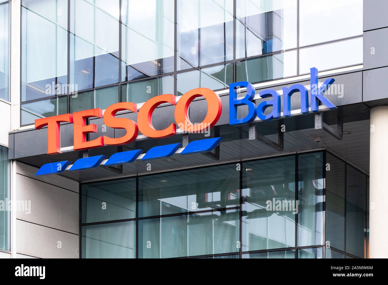 Tesco Bank affiche à l'extérieur le service clients à Broadway, Glasgow, Écosse, Royaume-Uni Banque D'Images