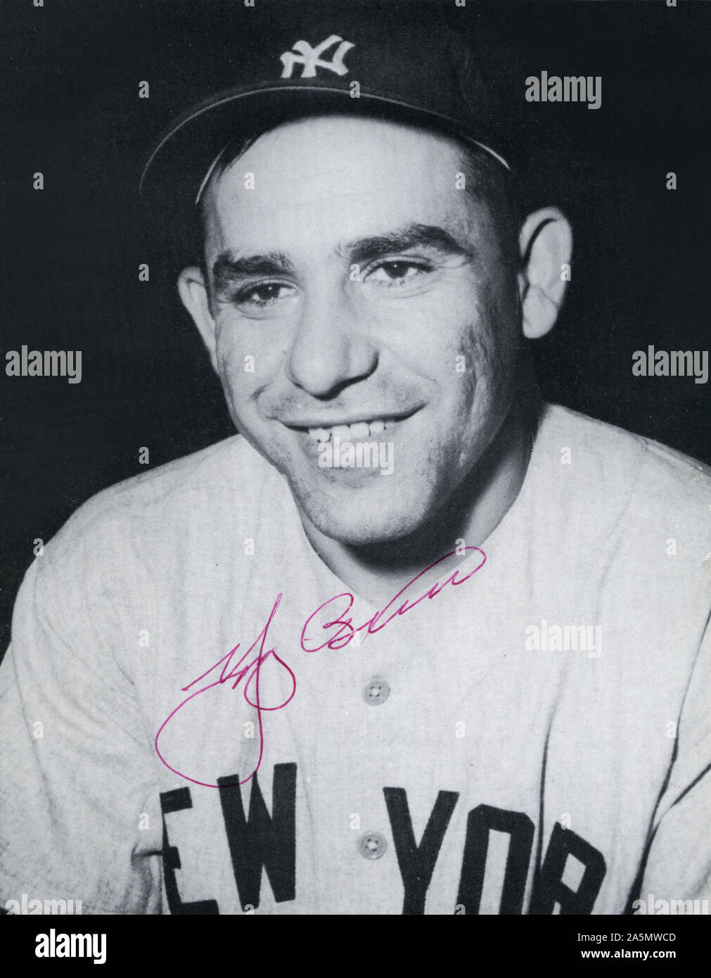 Autographiée vintage photo en noir et blanc de New Yankee Hall of Fame joueur de baseball Yogi Berra. Banque D'Images
