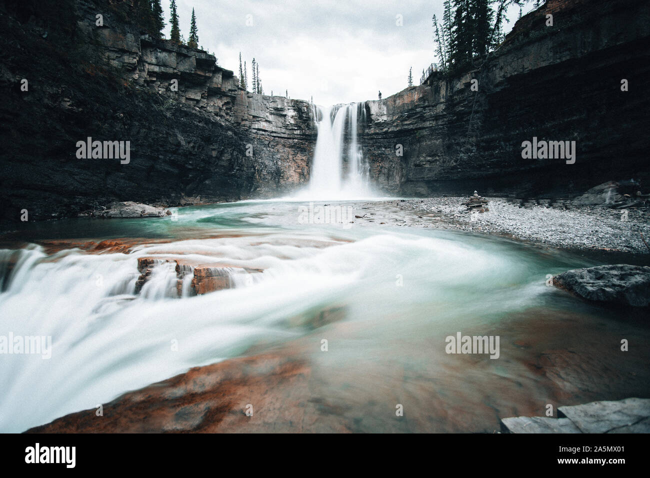 L'eau coulant sur les roches dans Ram River Falls, Nordegg, Alberta. Banque D'Images