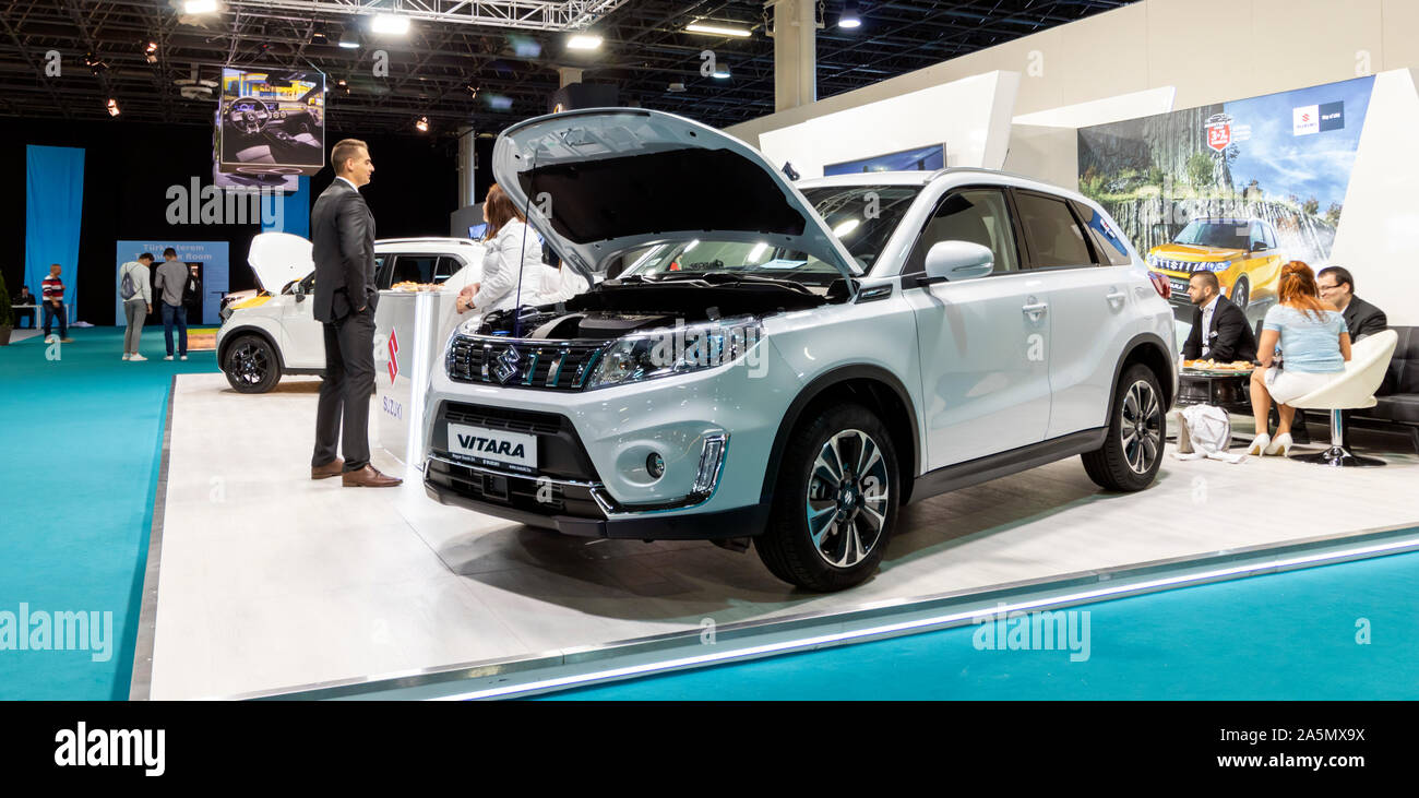 BUDAPEST/Hongrie - 18 octobre 2019 : Salon des technologies de l'automobile. Nouveau VUS compact Suzuki Vitara exposée au stand du vendeur. Banque D'Images