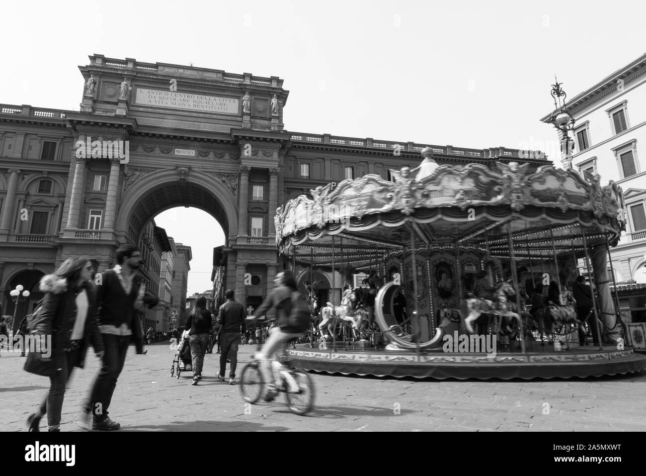 FLORENCE, ITALIE - 25 mars, 2016 : Noir et blanc photo d'un vieux bâtiment arch et déménagement carrousel, une attraction touristique de Florence, Italie. Banque D'Images