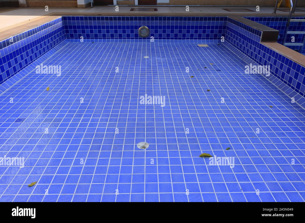 Libre piscine vide après la remise en état et d'attendre que le processus de nettoyage Banque D'Images