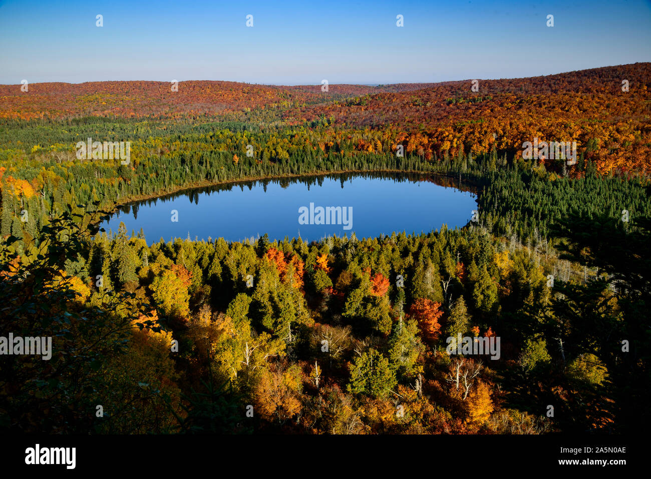 Tofte, Minnesota. En regardant dans le lac Oberg Superior National Forest dans l'automne. Banque D'Images