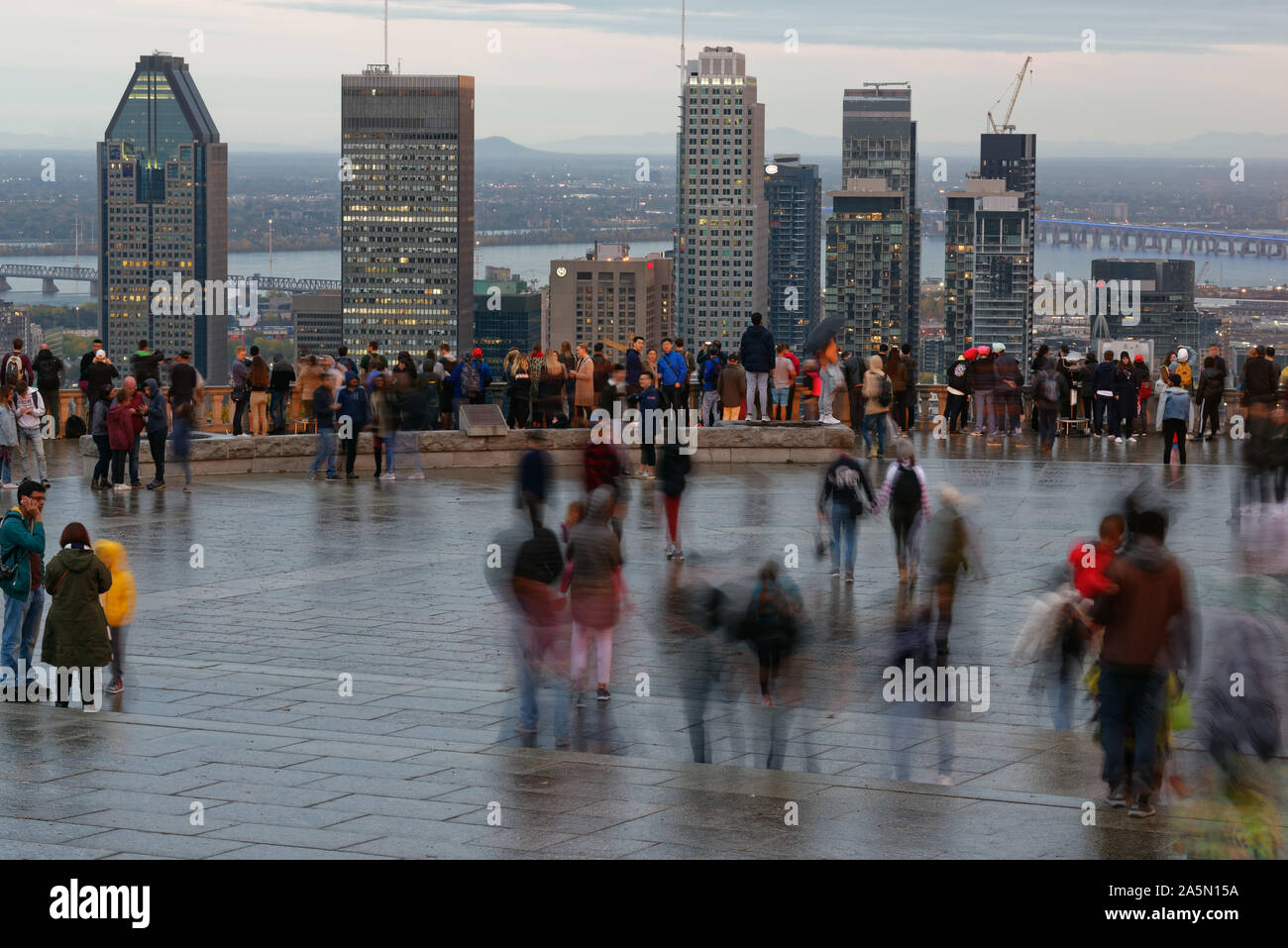 Les personnes floues sur le belvédère Kondiaronk du Chalet Mont Royal au Parc Mont Royal avec les gratte-ciel du centre-ville de Montréal au-delà Banque D'Images