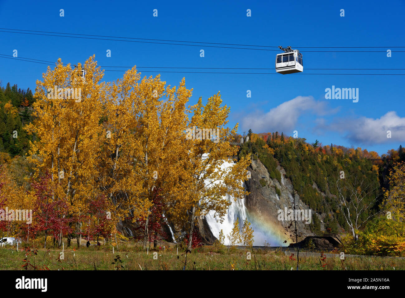 Le Téléphérique passant golden autumn trees à Chute Montmorency près de Québec, Canada Banque D'Images