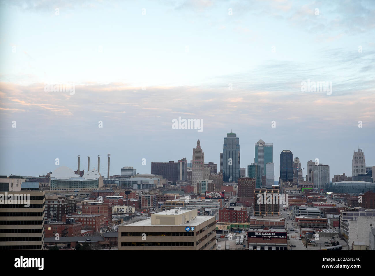 Au-dessus de la prairie du Midwest, The Kansas City skyline accentue cette métropole en croissance. Banque D'Images