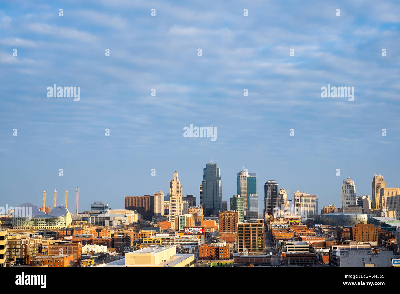 Au-dessus de la prairie du Midwest, The Kansas City skyline accentue cette métropole en croissance. Banque D'Images