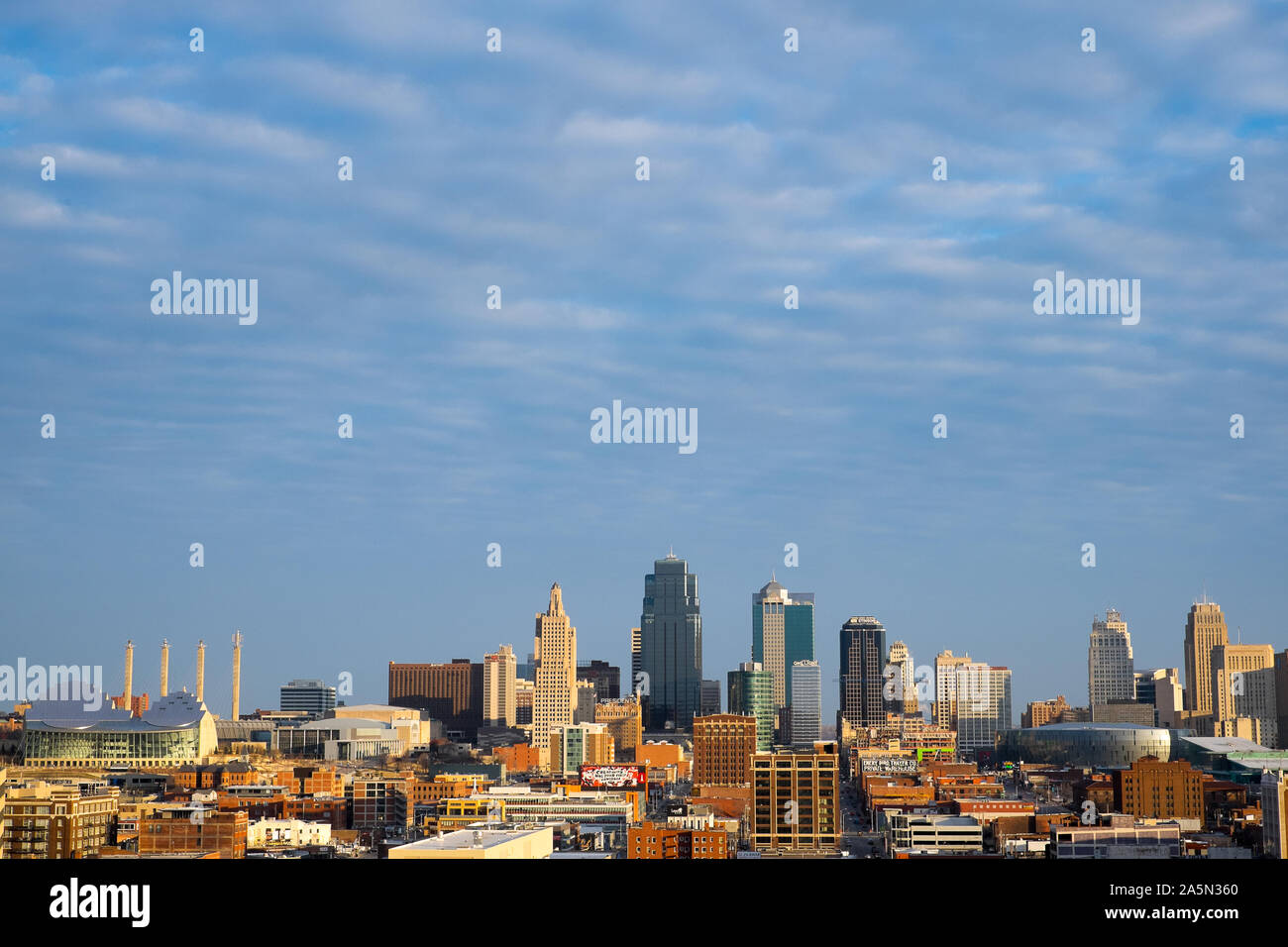 Au-dessus de la prairie du Midwest, The Kansas City skyline accentue cette métropole en croissance. Banque D'Images
