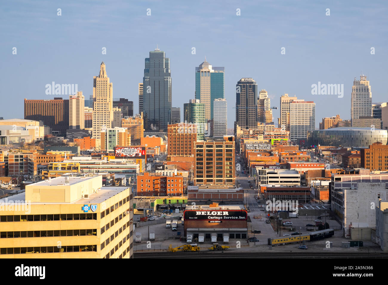 Au-dessus de la prairie du Midwest, The Kansas City skyline accentue cette métropole en croissance. Banque D'Images